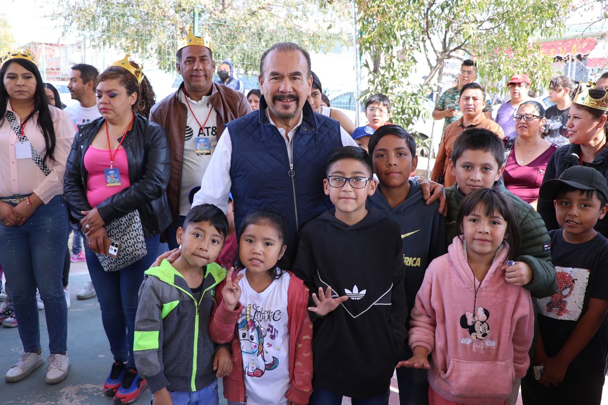 Pedro_RVillegas's tweet photo. Junto a mi esposa Paty, llevamos sonrisas y juguetes a las niñas y niños de la colonia UAM, celebrando el Día de Reyes. 

Cada sonrisa nos inspira a seguir trabajando por un #AtizapánDeZaragoza donde nuestras infancias crezcan con ilusión y felicidad.

#SigamosCreciendo https://t.co/WQM5bUCQSU