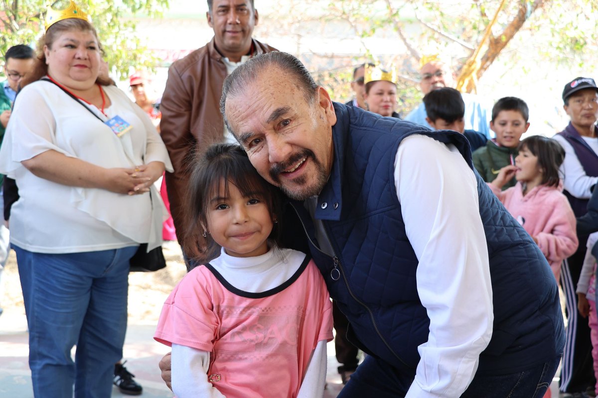 Pedro_RVillegas's tweet photo. Junto a mi esposa Paty, llevamos sonrisas y juguetes a las niñas y niños de la colonia UAM, celebrando el Día de Reyes. 

Cada sonrisa nos inspira a seguir trabajando por un #AtizapánDeZaragoza donde nuestras infancias crezcan con ilusión y felicidad.

#SigamosCreciendo https://t.co/WQM5bUCQSU
