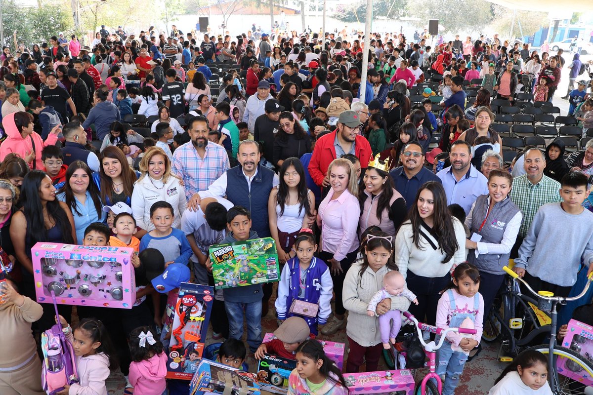 Pedro_RVillegas's tweet photo. Junto a mi esposa Paty, llevamos sonrisas y juguetes a las niñas y niños de la colonia UAM, celebrando el Día de Reyes. 

Cada sonrisa nos inspira a seguir trabajando por un #AtizapánDeZaragoza donde nuestras infancias crezcan con ilusión y felicidad.

#SigamosCreciendo https://t.co/WQM5bUCQSU