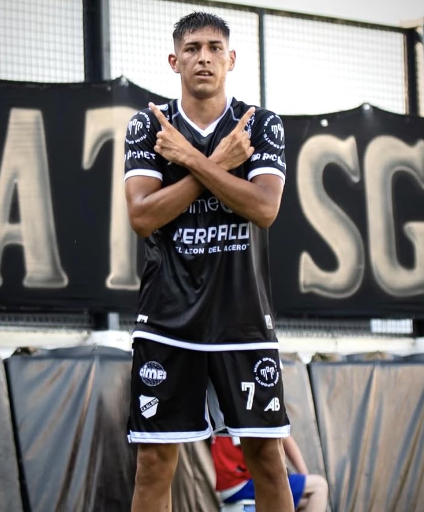 Reportazulgrana's tweet photo. 🔵🔴#SanLorenzo estaría interesado en Thiago #Calone.
👉🏻Mediapunta de 23 años que actualmente se encuentra en #AllBoys.
👉🏻Desde la dirigencia piensan incorporarlo como una "apuesta", pero todavía no están convencidos en cerrarlo.
ℹ️ @mundocuervo_ https://t.co/LSTbbKv3d2