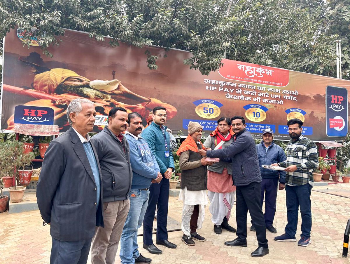 hpcl_retail's tweet photo. In our pursuit of Delivering Happiness, 𝗛𝗣 𝗥𝗲𝘁𝗮𝗶𝗹 is honored to serve pilgrims from Gorakhpur heading to the 𝗠𝗮𝗵𝗮 𝗞𝘂𝗺𝗯𝗵 𝗠𝗲𝗹𝗮 𝟮𝟬𝟮𝟱. Our Retail Outlets in Gorakhpur, M/s Chandra Automobiles, and M/s Rama Filling Station had the privilege of felicitating saints journeying for the sacred dip at Prayagraj.

To ensure a comfortable journey for the pilgrims, @HPCL  is providing cleaner restrooms, fresh snacks, and HP Paani at key HP Retail Outlets along the route.

#MahaKumbh #HPRetail #HPCL #DeliveringHappiness
