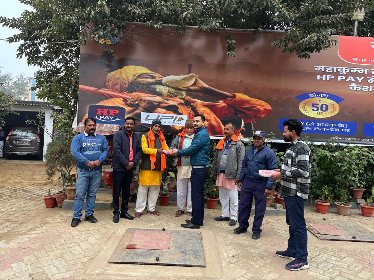 hpcl_retail's tweet photo. In our pursuit of Delivering Happiness, 𝗛𝗣 𝗥𝗲𝘁𝗮𝗶𝗹 is honored to serve pilgrims from Gorakhpur heading to the 𝗠𝗮𝗵𝗮 𝗞𝘂𝗺𝗯𝗵 𝗠𝗲𝗹𝗮 𝟮𝟬𝟮𝟱. Our Retail Outlets in Gorakhpur, M/s Chandra Automobiles, and M/s Rama Filling Station had the privilege of felicitating saints journeying for the sacred dip at Prayagraj.

To ensure a comfortable journey for the pilgrims, @HPCL  is providing cleaner restrooms, fresh snacks, and HP Paani at key HP Retail Outlets along the route.

#MahaKumbh #HPRetail #HPCL #DeliveringHappiness