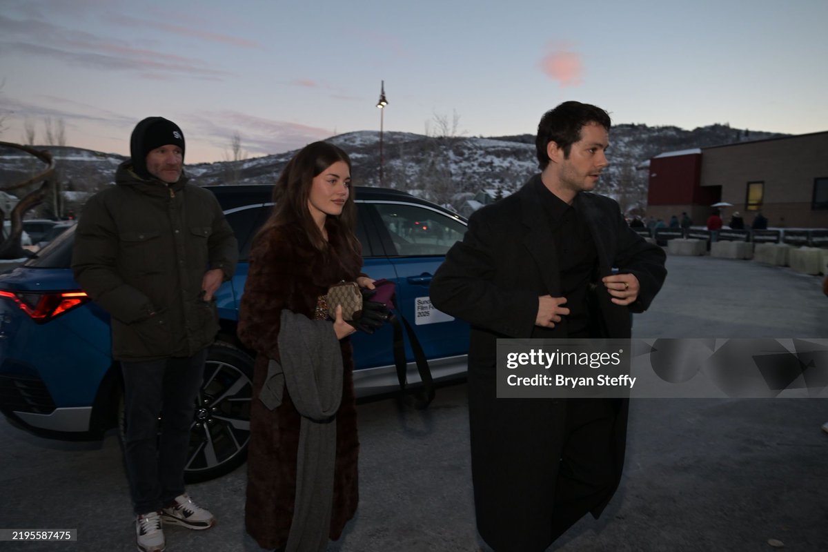 midiaDYOBR's tweet photo. 📸 Dylan chegando com a sua namorada pra premiere de Twinless, em Park City, Utah #Sundance2025 https://t.co/segGISt1yk