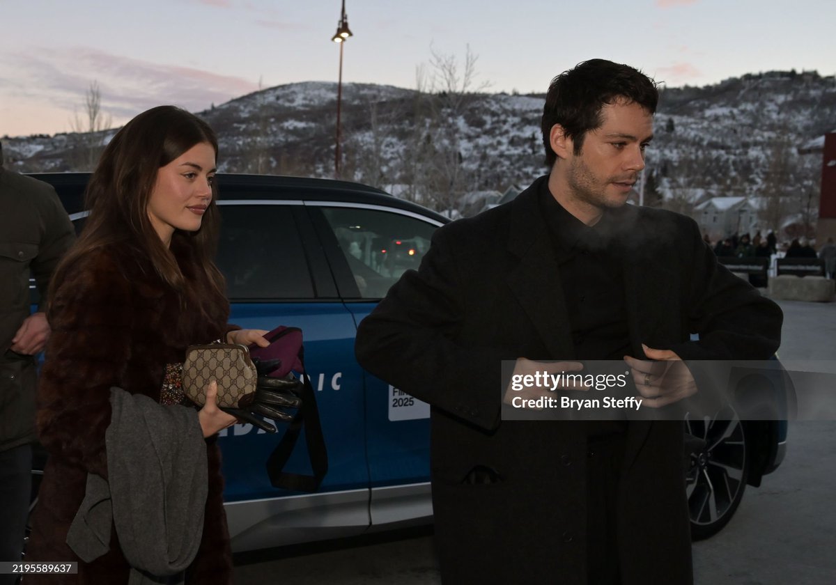 midiaDYOBR's tweet photo. 📸 Dylan chegando com a sua namorada pra premiere de Twinless, em Park City, Utah #Sundance2025 https://t.co/segGISt1yk