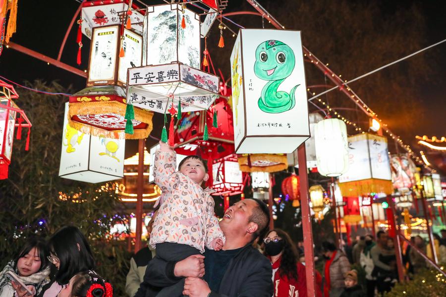 XHNews's tweet image. China expects 9.5 pct rise in daily cross-border passenger flow during Spring Festival xhtxs.cn/0Ic