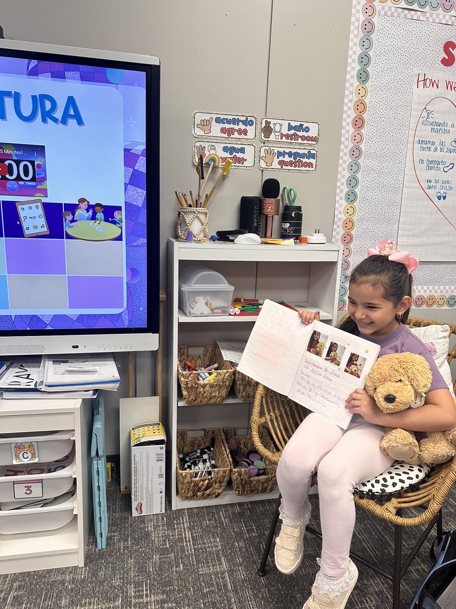 ¡Nuestra clase tiene una mascota! El pasado fin de semana le dimos bienvenida a Max 🐶, un perrito listo para grandes aventuras con nuevos amiguitos. Tuvo un largo fin de semana y también ¡pudo jugar en la nieve! ¿Que otras aventuras tendrá Max? #fielderpride <a href="/FielderElem/">Edna Mae Fielder Elementary</a>