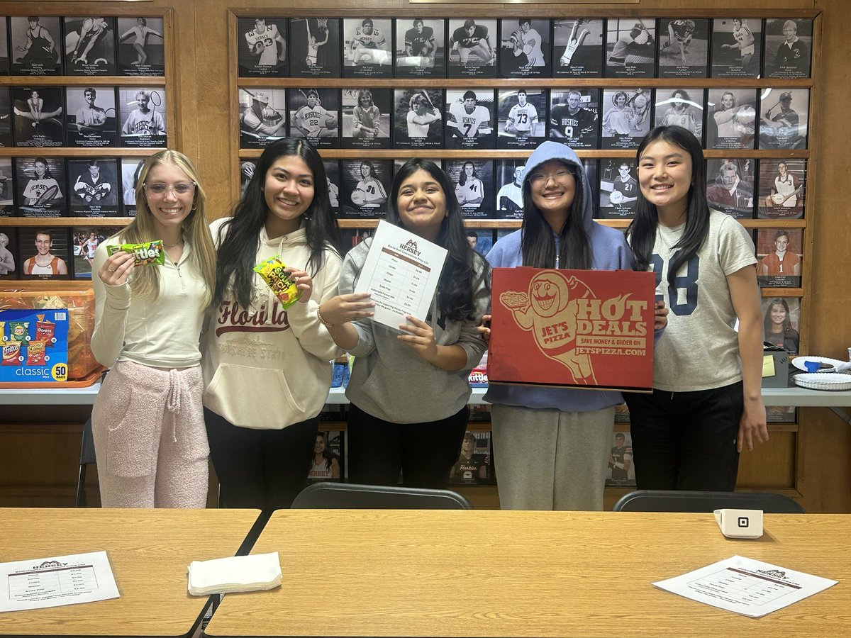 Check out these absolute legends who worked the basketball concession stand tonight! Thanks to our volunteer workers  and to everyone who stopped by for a slice of what Ahi insists is “the world’s best pizza.” We appreciate your support!
🥳🍕🍫🎉🥤🏸👏