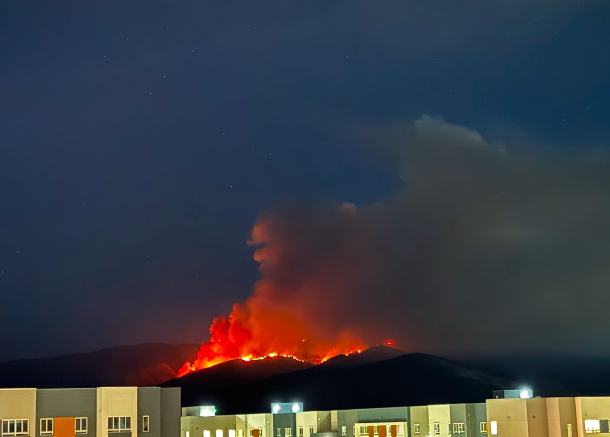 calwireupdates's tweet image. According to #CALFIRE the #Border2Fire has been rejuvenated and continues to grow in size tonight amid high winds. Sitting at 300+ acres and growing. Residents in #Eastlake #SanDiego can only watch the glow from #OtayMountain and hope these flames don’t reach the homes below.