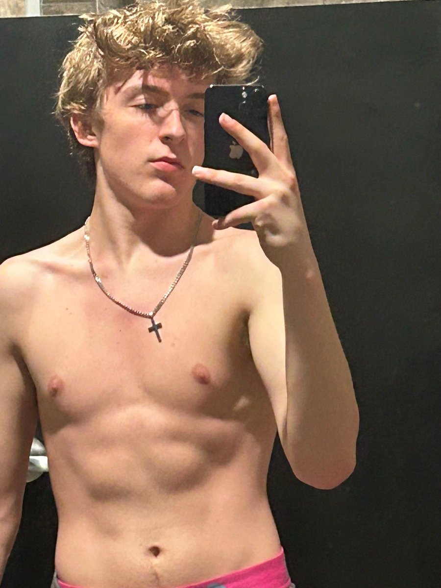 carterwilliaams's tweet photo. wanna pull my underwear down?😏 https://t.co/sBMEmteqTS