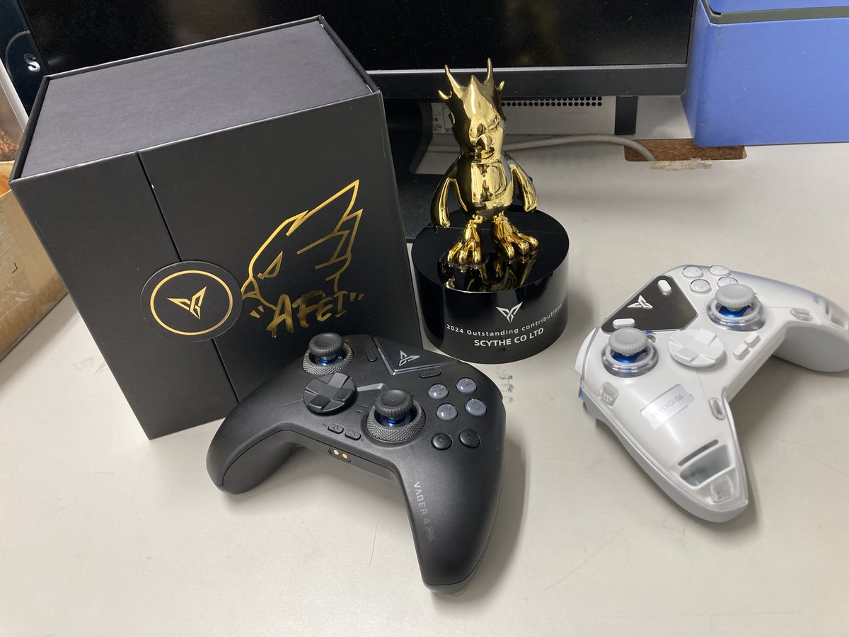 Scythe_JP's tweet photo. FLYDIGIからトロフィーが届きました。
ゲームパッド「VADER4PRO」が、価格.comプロダクトアワード2024年金賞受賞など、日本市場で支持していただきましたユーザー様のおかげです。
2025年もFLYDIGI製品をよろしくお願いいたします。
#FLYDIGI #VADER4PRO #APEX4 #ゲームパッド https://t.co/bZ9JdxDURq