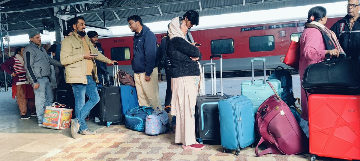 vk1234v5's tweet photo. @RailMinIndia what a pathetic condition of Pryagraj railway station. People are in queue before cloak room .this could have better. https://t.co/VZrekwwhkv