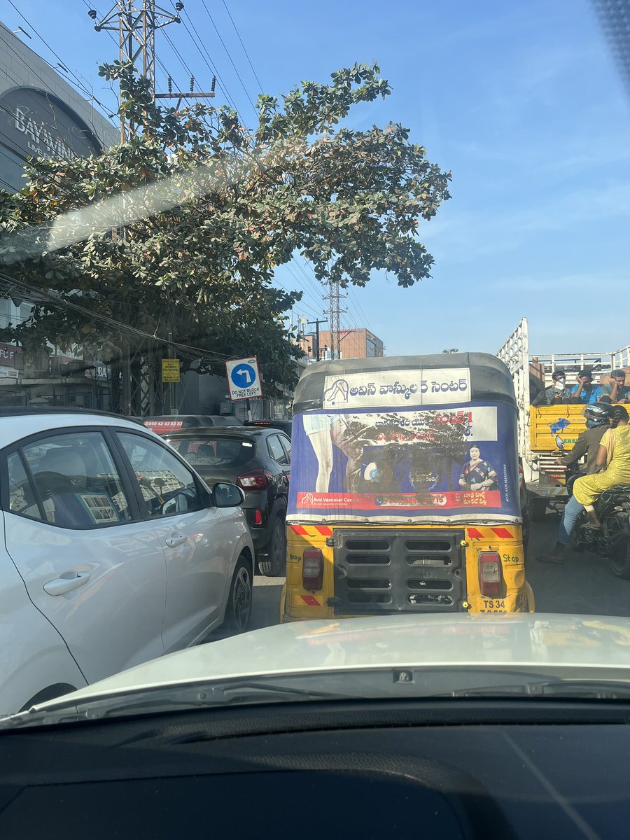 ravi_meesala's tweet photo. At alwyin jn the free left always blocked creating difficulties for office commuters delaying. https://t.co/i68JqzD5Mt