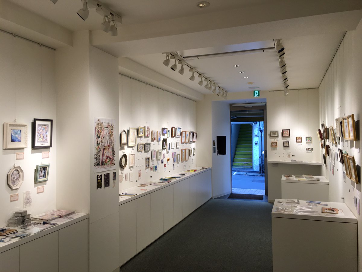 ARTs_LABo's tweet photo. 小さいHQ exhibition02 | 1/22～25 武蔵屋画廊 [東京・下北沢]  1/24 会期3日目スタート。後2日間です。https://t.co/CIOEh4iMI0　白く綺麗な壁と贅沢な照明で小さい作品が全力で映える武蔵屋画廊さん開催ならではの魅力ある空間になっています。19:00まで開場。ご都合が良い方は是非!　#ARTsLABo https://t.co/uz6R98Y9K6