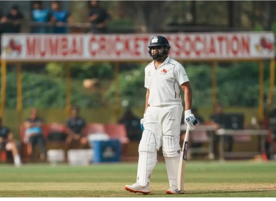 AnilYadavmedia1's tweet photo. अंतर्राष्ट्रीय क्रिकेट में एक एक रन के लिए तरस रहे 
@ImRo45 ( रोहित शर्मा) अपनी फॉर्म हासिल करने के लिए दस साल बाद रणजी ट्रॉफी का मैच खेलने के लिए उतरे,

लेकिन उनकी बदकिस्मती ने उन्हें यहाँ भी पहचान लिया,
जम्मू कश्मीर क्रिकेट टीम के एक अनाम 
गेंदबाज उमर नज़ीर ने उन्हें बहुत आसानी से 
Out कर दिया,
रोहित शर्मा ने यहाँ भी सिर्फ तीन रन बनाए,