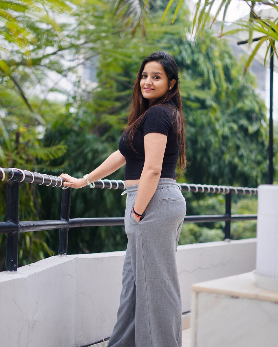 जैसी शक्ल दी है भगवान ने,
उस हिसाब से अरेंज मैरेज भी मुश्किल लग रही है। 😉