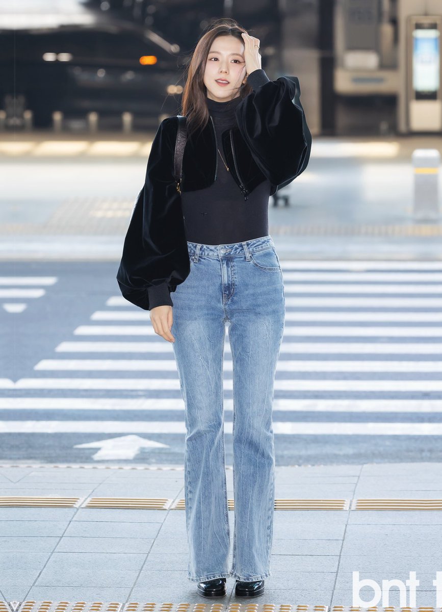 filmbyjisoo's tweet photo. 🫠🫠🫠 https://t.co/e10ktpxC1Z