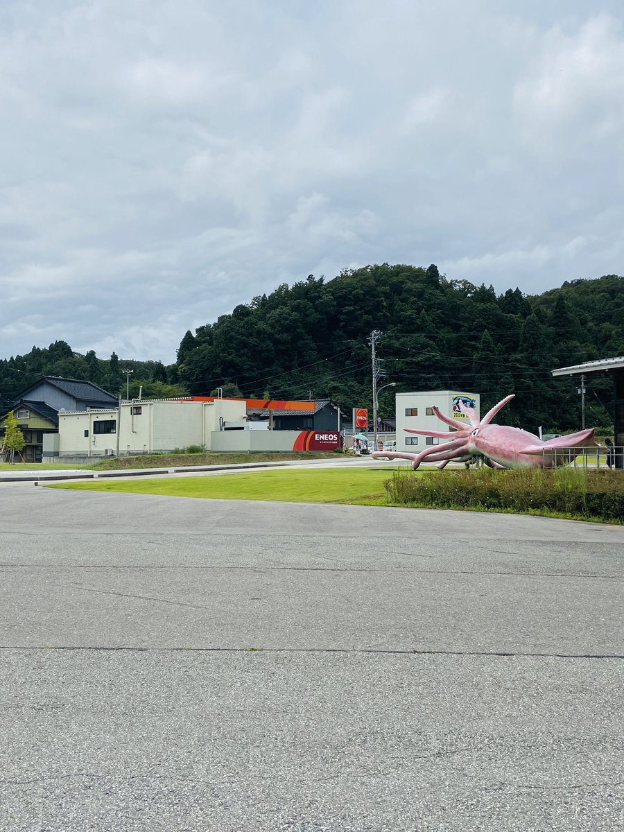 AlaKnitting's tweet photo. イカクィーンの創作の種を蒔いてくれた、
能登町のイカキングもよろしくお願いします🦑✨

イカの駅つくモール
現在は時短営業だそうです。
X👉🏻@ikaking0620 
公式サイト👉🏻https://t.co/ngCvHsQ3Jw

写真は震災前に行った時のものですが、
イカキングは健在だそうです。 https://t.co/wFPtPnJSPD