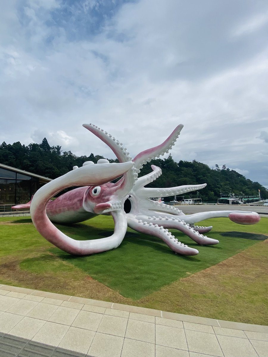 AlaKnitting's tweet photo. イカクィーンの創作の種を蒔いてくれた、
能登町のイカキングもよろしくお願いします🦑✨

イカの駅つくモール
現在は時短営業だそうです。
X👉🏻@ikaking0620 
公式サイト👉🏻https://t.co/ngCvHsQ3Jw

写真は震災前に行った時のものですが、
イカキングは健在だそうです。 https://t.co/wFPtPnJSPD