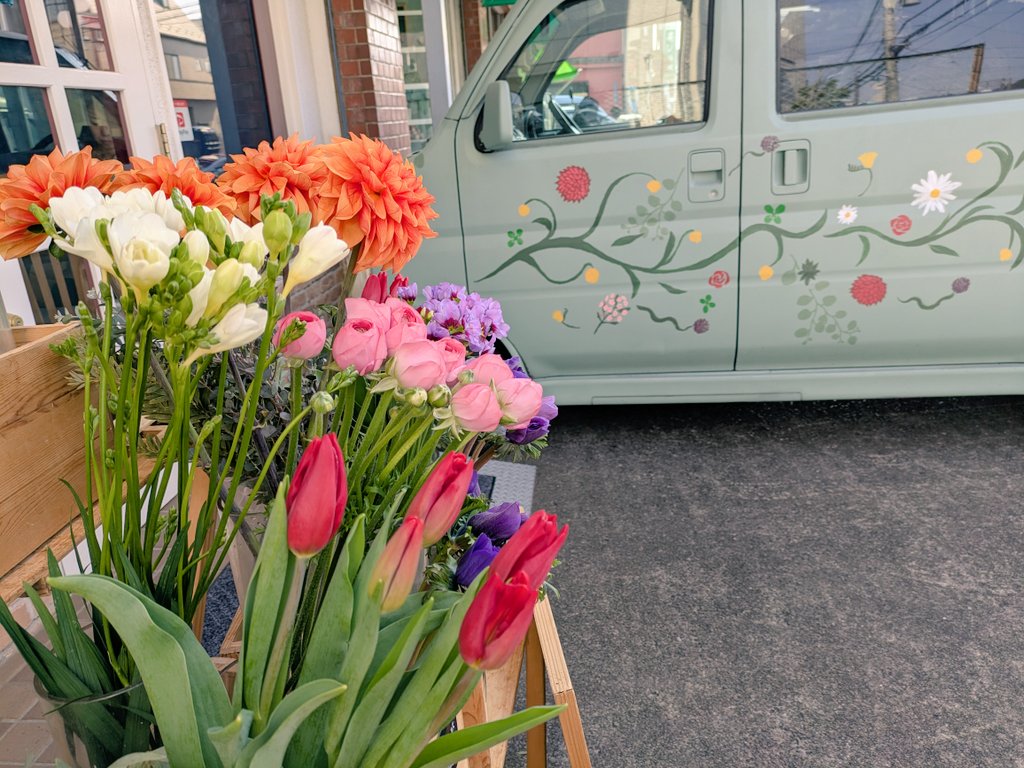MoonboW_muffin's tweet photo. 1/24(金)は、移動型花屋kiku-suさんが、MoonboW店舗前にてお花の出張販売をして下さっています💐
16時まで！本日は、球根植物フェアです🌷

マフィンは通常とおり、店舗内にて販売中です🧁

お店は19時半まで。
是非お立ち寄り下さい☆

@kiku_su https://t.co/NGLWyTGHK8