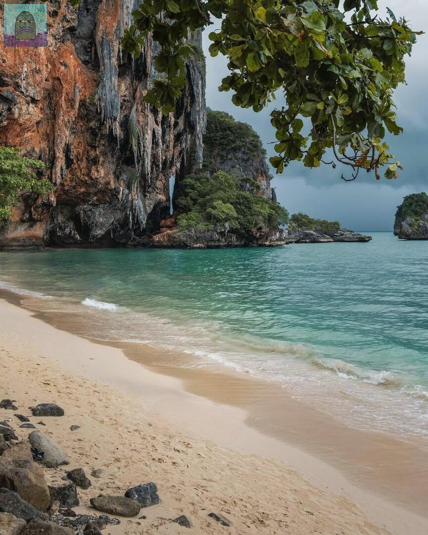 💚 buat yg suka sama suasana pantai aku sarankan mending libruan ke krabi 🇹🇭. dsna pantainya bagus2, lautnya biru n pasirnya putih bgt. dijuluki 'paradise' oleh turis2. dsni bnyk makanan halal since ini kota mayoritas muslim di thailand 🥹