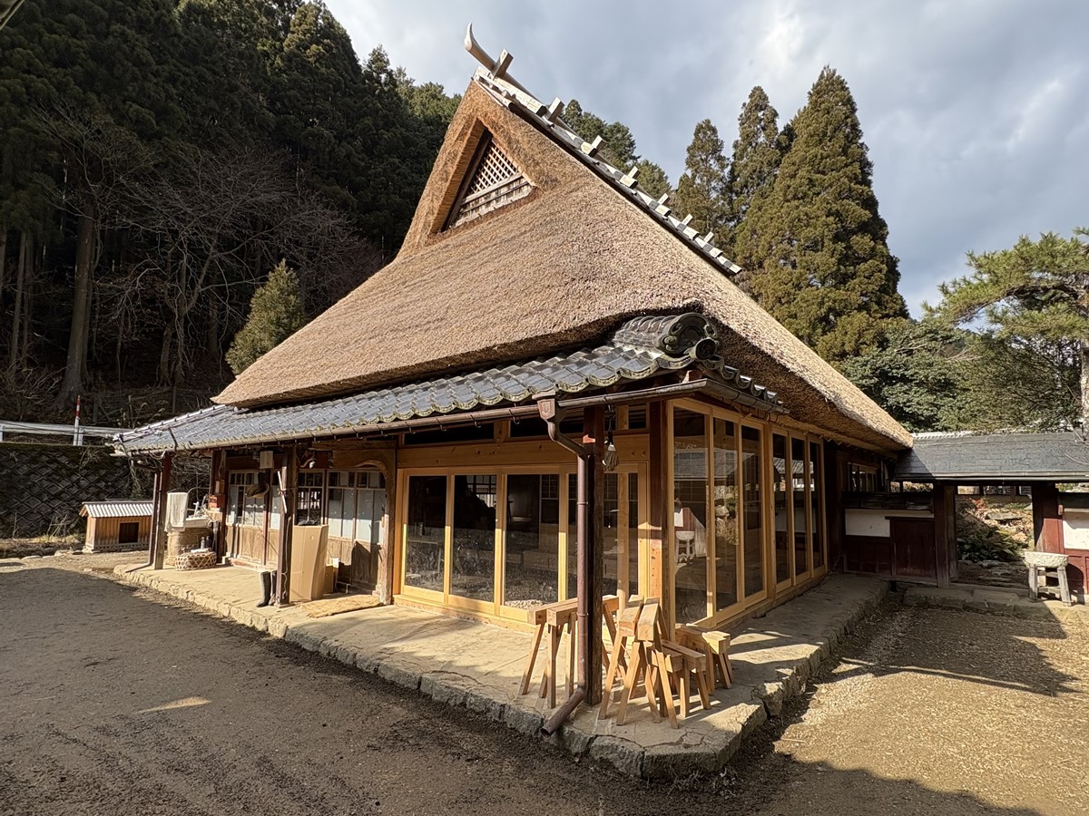 minnanokenchiku's tweet photo. 7）2m26Atelier／セバスチャン・ルノー、メラニーへレス・へレスバック/2m26
＃みんなの建築大賞
改修民家と多彩な小屋は自主施工。茅葺き職人や地域住民に学んだ伝統的手法を咀嚼。丸太や茅など素材は主に地域で入手。
伝統知に向き合った実践の究極形。それがフランス出身の夫妻によるという衝撃。 https://t.co/aySg4qSHgx