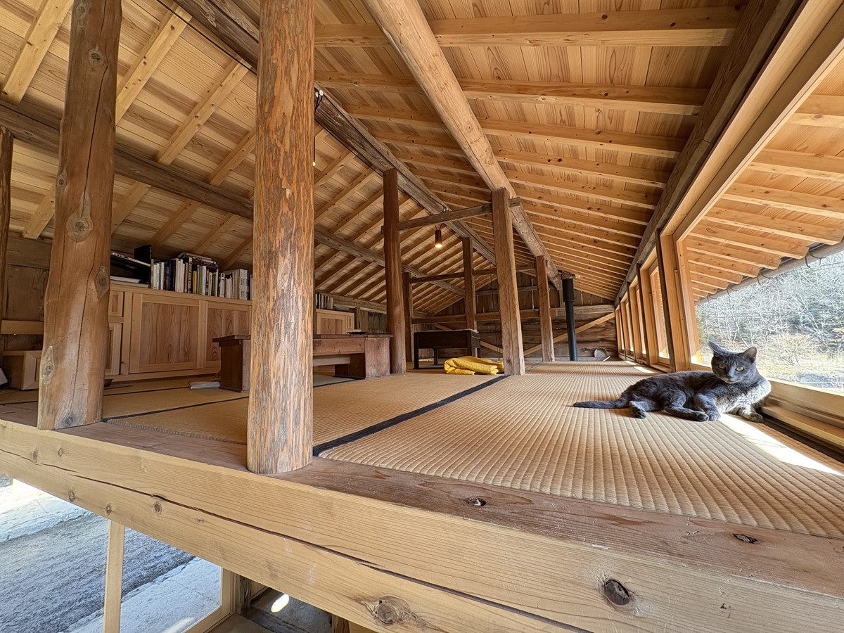 minnanokenchiku's tweet photo. 7）2m26Atelier／セバスチャン・ルノー、メラニーへレス・へレスバック/2m26
＃みんなの建築大賞
改修民家と多彩な小屋は自主施工。茅葺き職人や地域住民に学んだ伝統的手法を咀嚼。丸太や茅など素材は主に地域で入手。
伝統知に向き合った実践の究極形。それがフランス出身の夫妻によるという衝撃。 https://t.co/aySg4qSHgx