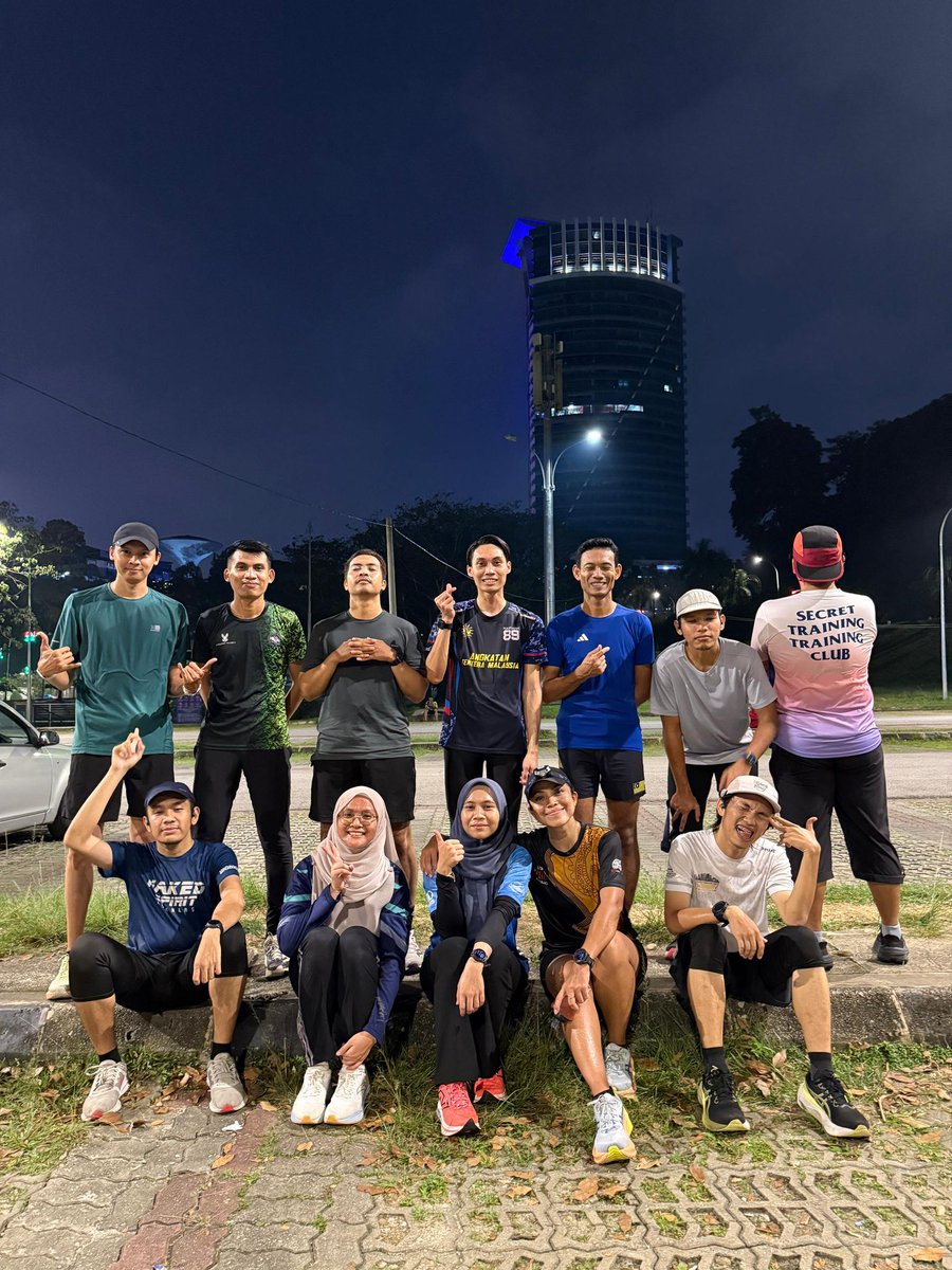 nakedspiritrun's tweet photo. No excuse for these runners to skip our Thursday night routine. Keep that determination strong guys, we’re entering the last week of January Battle and it’s now or never! #runwithoutlimits https://t.co/jZh9NM0bhE