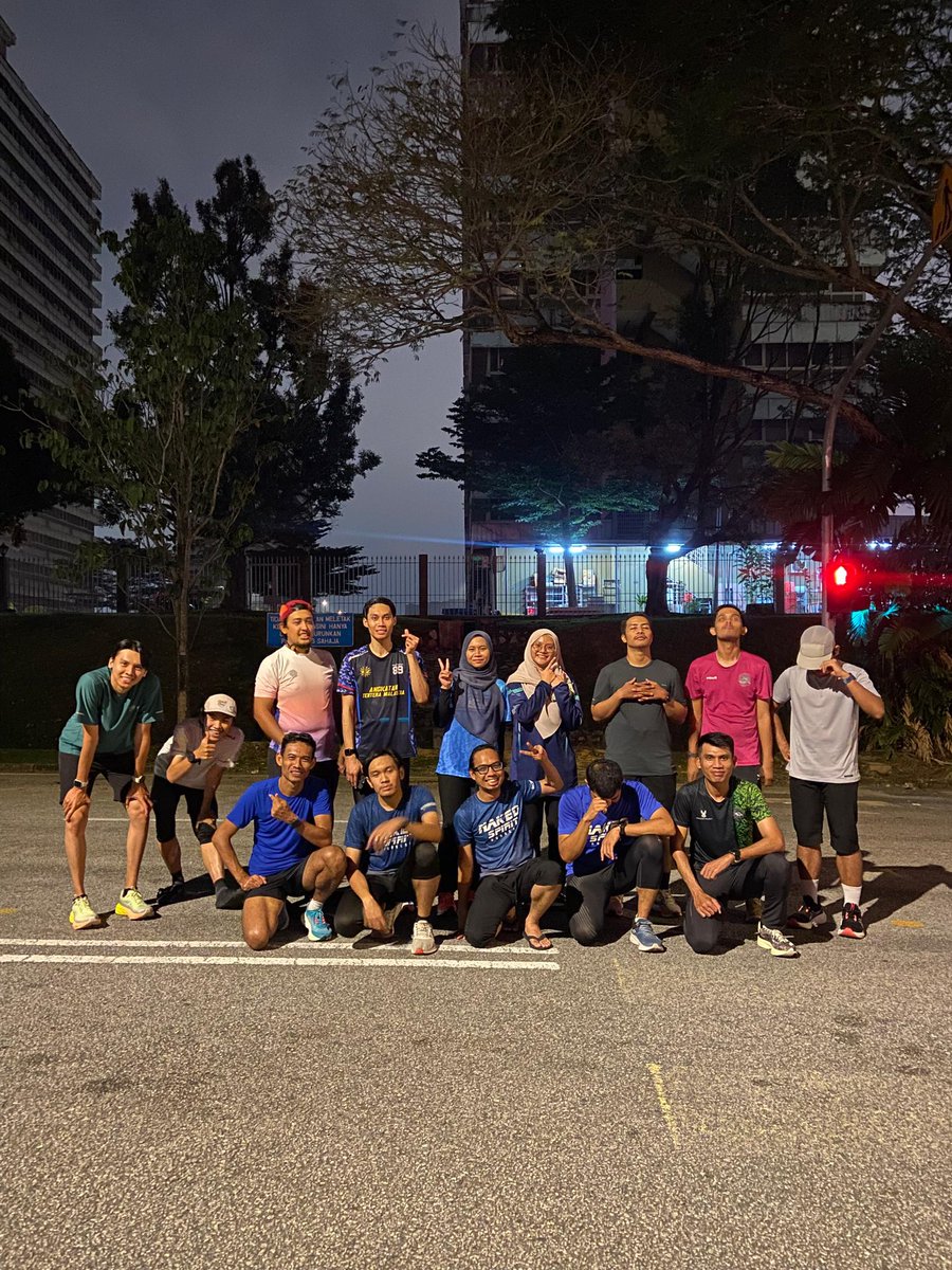 nakedspiritrun's tweet photo. No excuse for these runners to skip our Thursday night routine. Keep that determination strong guys, we’re entering the last week of January Battle and it’s now or never! #runwithoutlimits https://t.co/jZh9NM0bhE