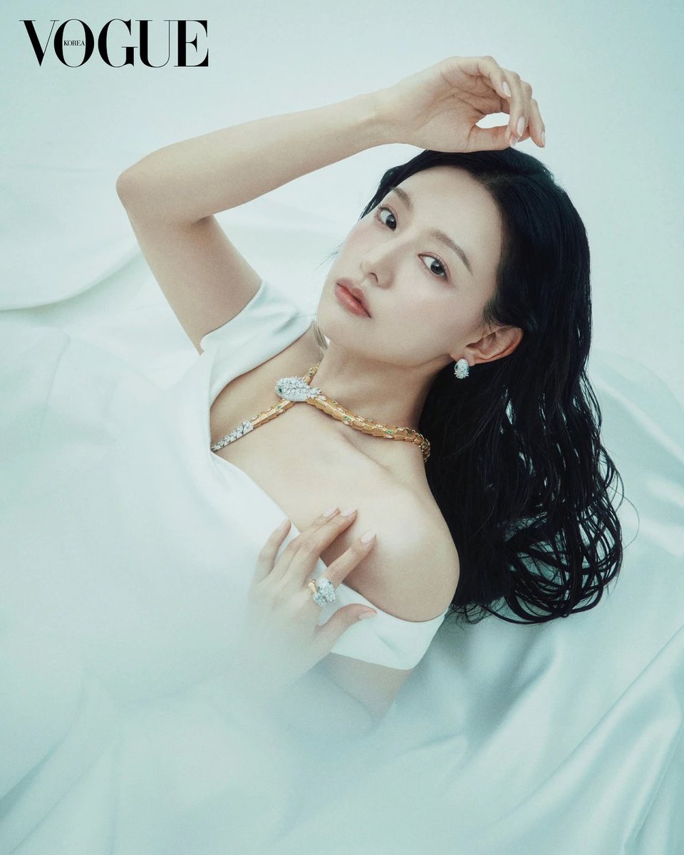 #김지원 #KIMJIWON
목걸이 엄청 화려한데 휀걸 눈엔 지원님 얼굴밖에 안 보임