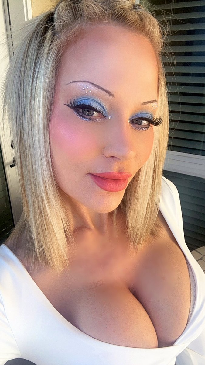 JennieCipriotti's tweet photo. Babyโs got blue eyes ๐๐ #blueeyeshadow #westmanartelier https://t.co/WR7qhCwGMd