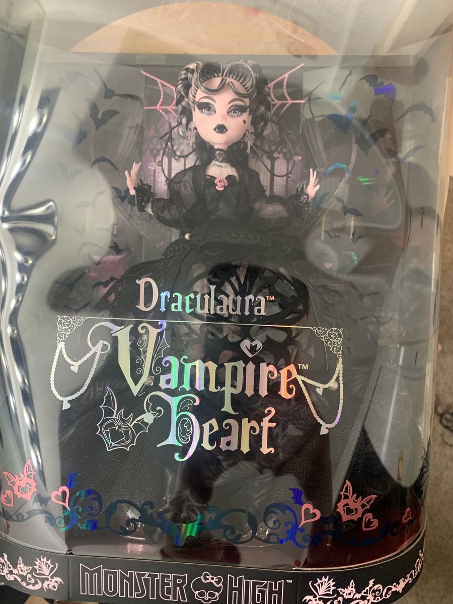 Beelzebite's tweet photo. Anyone interested in buying her? One eye is noticeably lower than the other and the box is dented but like other than that … she…ok…

And if anyone’s interested how much is she worth? I dont want to sell her for $200 cuz thats crazy upcharging but idk how to price her https://t.co/0owILeIPqe