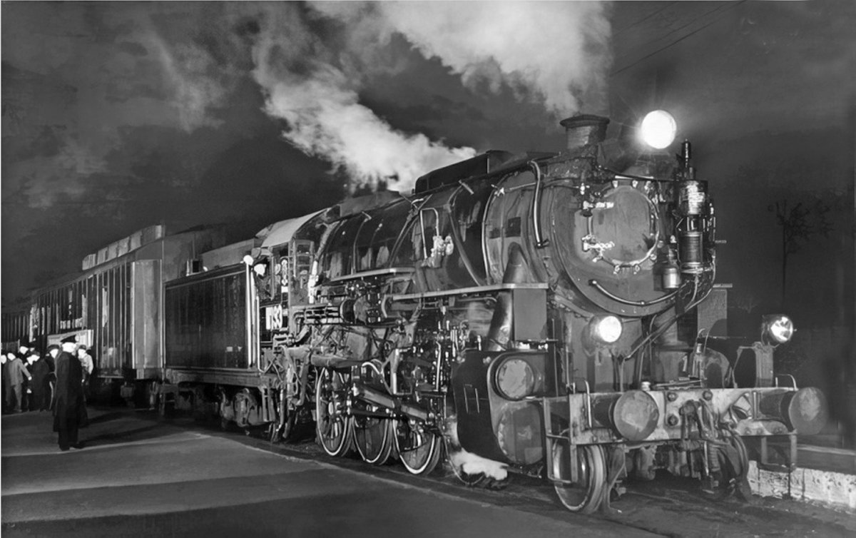 VicAlbert11's tweet image. Cоветские железные дороги (CЖД - CZD Soviet Railways) ША (Sha) class 2-8-0 No. 193 (Alco, 1943 as S160 class of the US Army Transportation Corps). Photographed on the October Railway after delivery.   Some 2,100 of these engines went to 20 nations in WW2.