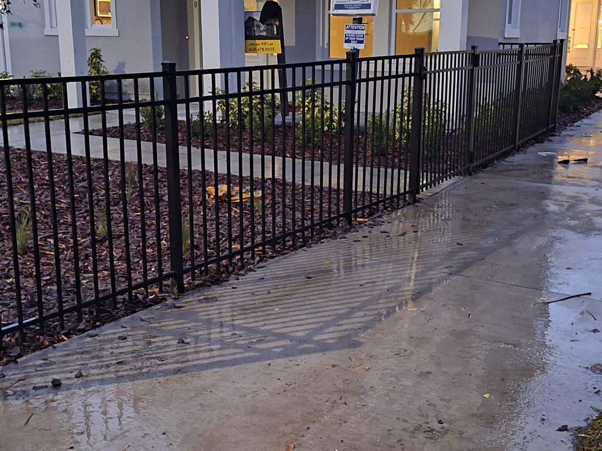 Danhutchin98761's tweet photo. Couldn’t be more proud! #evergreen #fence #davidweekley https://t.co/agHDjwFTCb