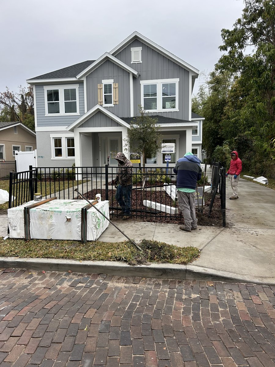 Danhutchin98761's tweet photo. Couldn’t be more proud! #evergreen #fence #davidweekley https://t.co/agHDjwFTCb