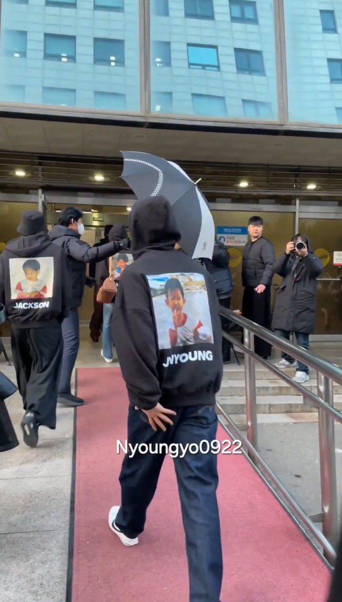 เป็นรุกกี้เพิ่งเดบิวต์ กลัวคนจะจำชื่อยังไม่ได้ ก็เลยสกรียนทั้งชื่อแล้วรูปแปะบนเสื้อเลย แต่รูปตอนเด็กนะ ฮื่อออ 5555555555555555555555