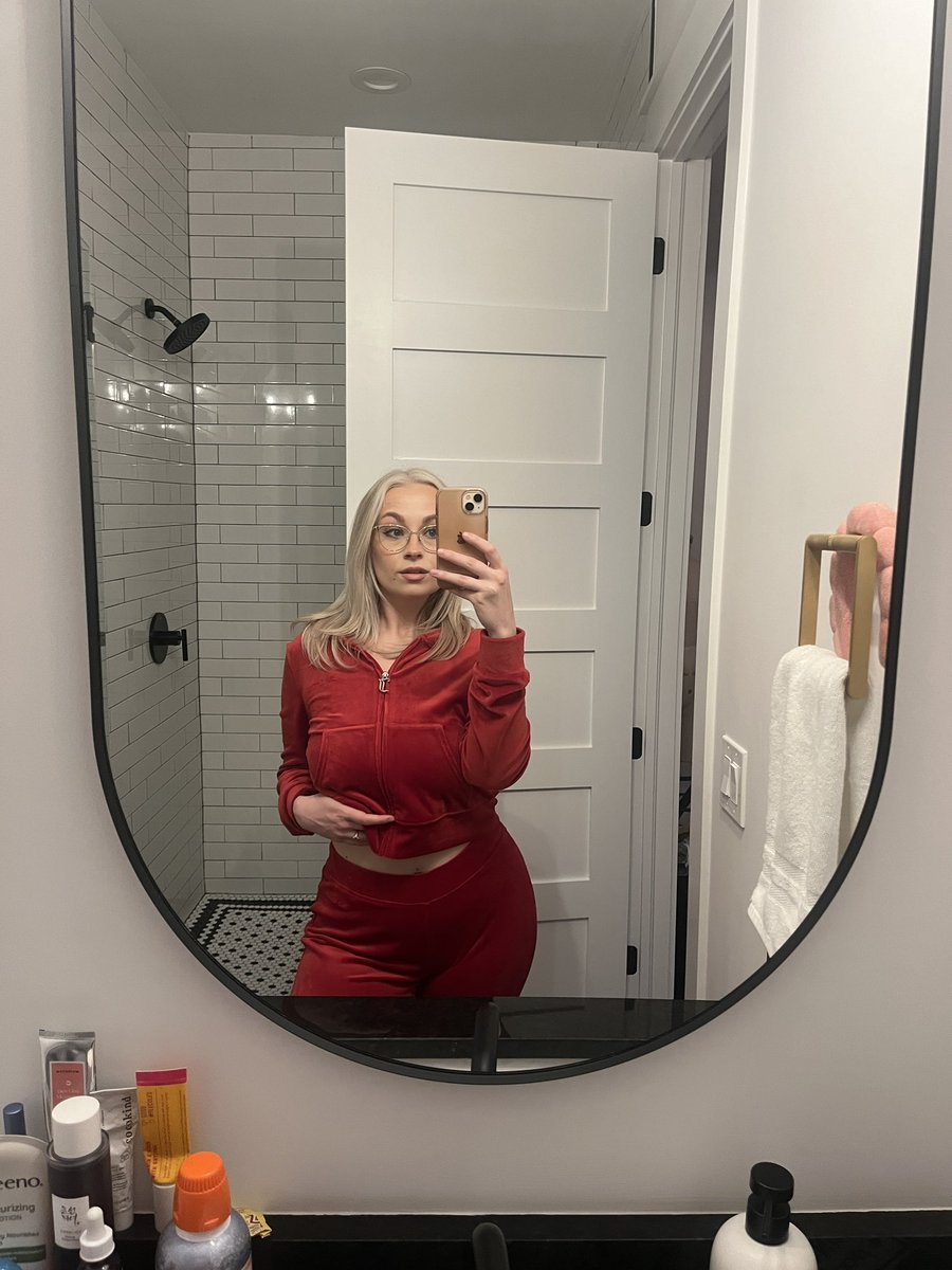 picklebvck's tweet photo. Juicy tracksuits are cute! https://t.co/8iNRaKjOyS