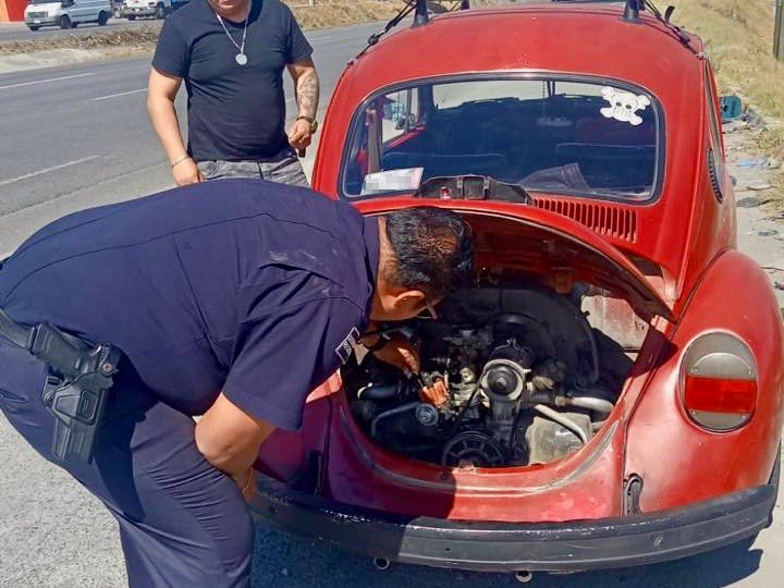 MetepecPolicia's tweet photo. Recuerda que la policía de proximidad siempre está lista para brindar apoyo a todos los ciudadanos de Metepec. 

Nuestros números de emergencia son 722 208 48 57 y 58.

#PolicíaMunicipal
#EstamosEnLaRuta #PorUnMetepecMásSeguro
#CercaníaEficienciayHonradez
#MetepecBrilla https://t.co/8xa2ONeOYz