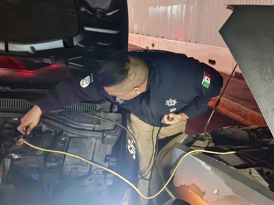 MetepecPolicia's tweet photo. Recuerda que la policía de proximidad siempre está lista para brindar apoyo a todos los ciudadanos de Metepec. 

Nuestros números de emergencia son 722 208 48 57 y 58.

#PolicíaMunicipal
#EstamosEnLaRuta #PorUnMetepecMásSeguro
#CercaníaEficienciayHonradez
#MetepecBrilla https://t.co/8xa2ONeOYz