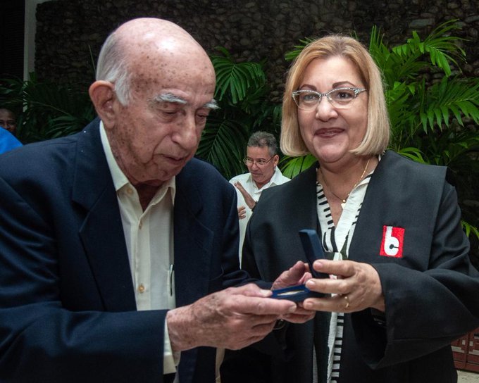Merecido reconocimiento al Comandante del Ejército Rebelde Machado Ventura, Medalla 60 Aniversario de los Bufetes.
#Cuba
