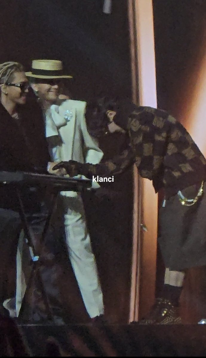stillxxxlife's tweet photo. Jhope came to Gdragon and TAEYANG for handshake, uwu https://t.co/9guI2svgFW