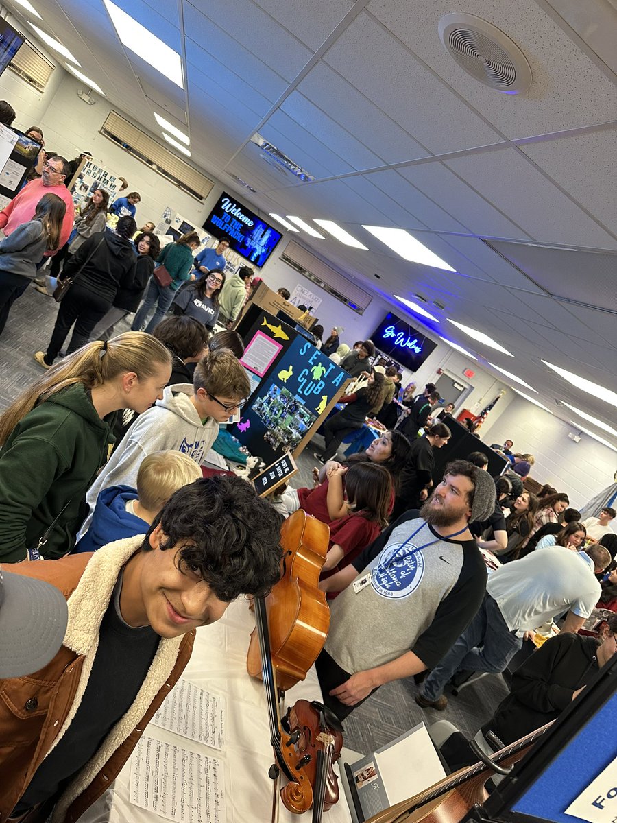 💙<a href="/DHSHappenings/">Deltona High School Happenings</a> had a HUGE turn out tonight with our Future Wolves &amp; Families at our Freshman Showcase! Welcome to the Wolf Pack 💙