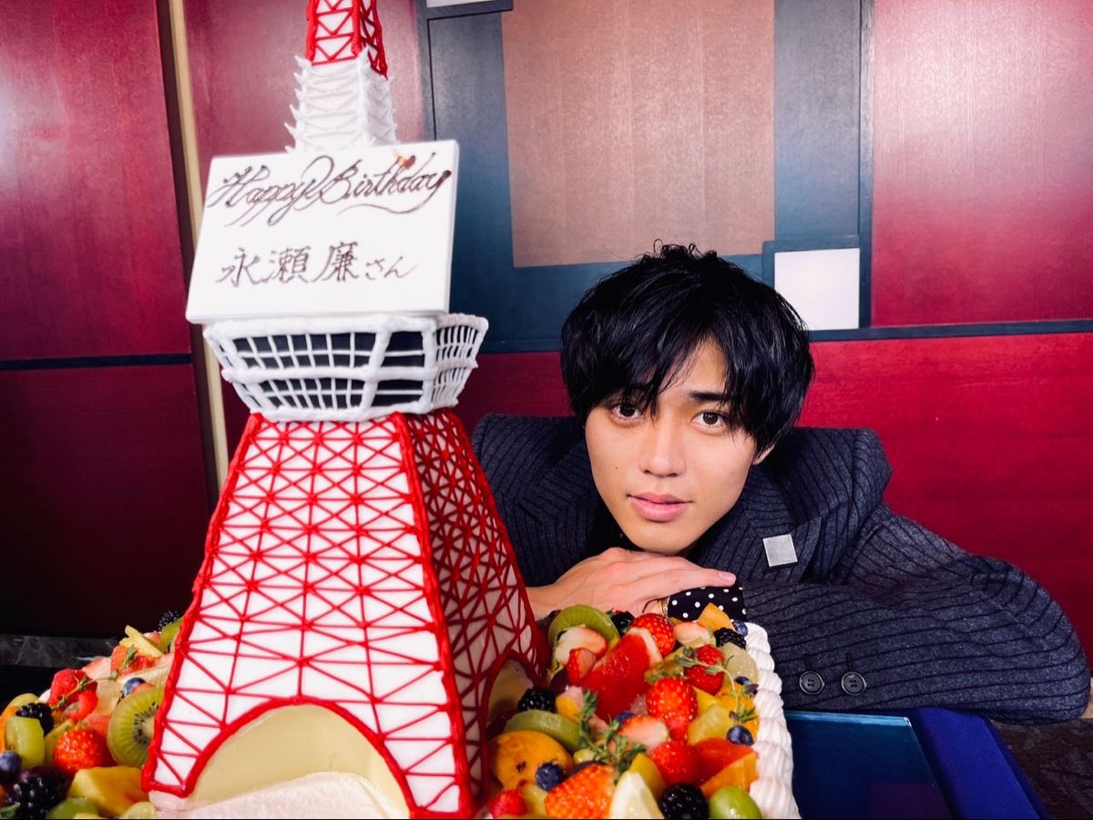 _01rk's tweet photo. 毎年撮影と誕生日が重なって（←努力と奇跡✨）現場でお祝いしてもらう永瀬廉くん良すぎる…… https://t.co/DjqRLacJqu