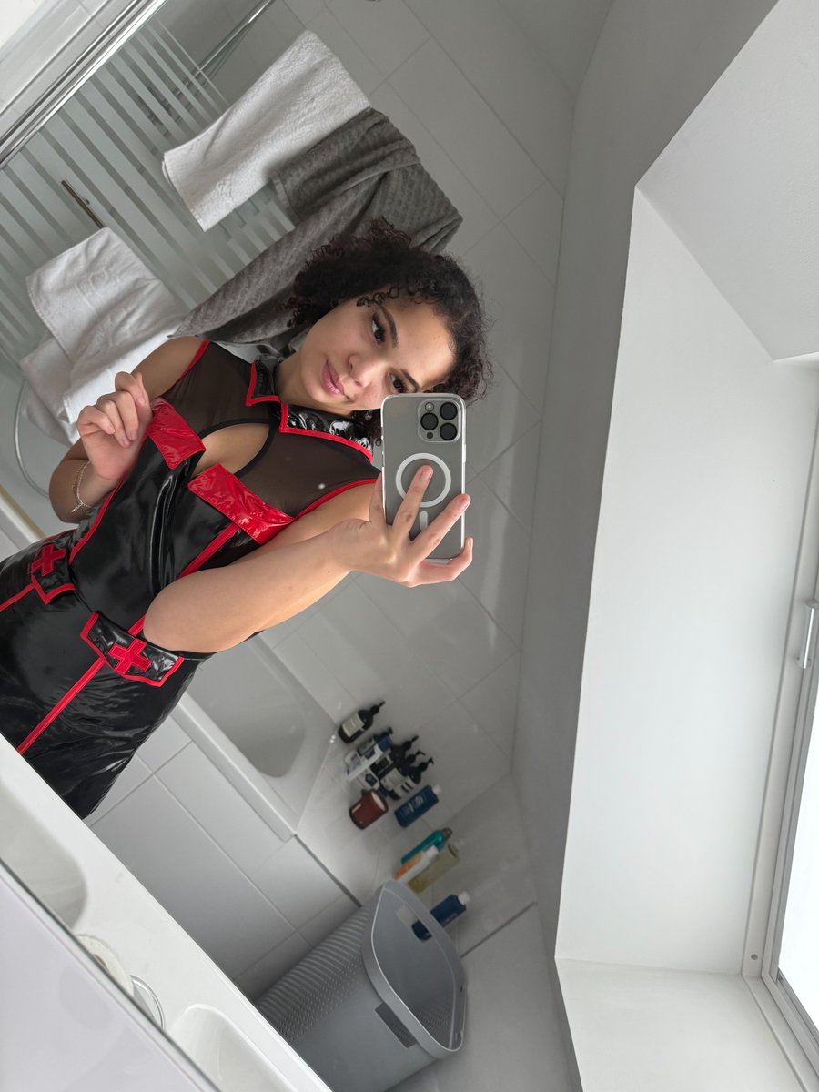 EmilyPtsn's tweet photo. What do you think about that dress?
#gamergirl #badgirlsclub #badgirls #nurselife #NewProfilePic #fypシ https://t.co/K82jaMYpnY