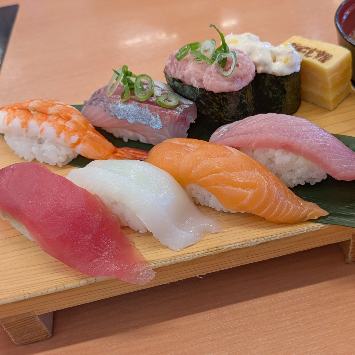 沼津魚がし寿司の早割ランチ🍣
お椀付きで1,000円は天才としか言いようがない。

ネタが大きいから十分満足できます。

隣のテーブルには、回転寿司感覚で、お好み注文している方も😯いつかやってみたい

#富士宮
#富士宮ランチ
#魚がし寿司
#ランチ