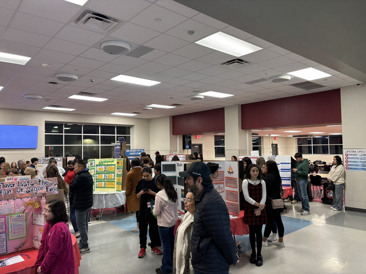 Great turnout at the #castleberryisd science fair! Still time to come and check us out! <a href="/MarceyCogar/">Marcey Cogar</a>