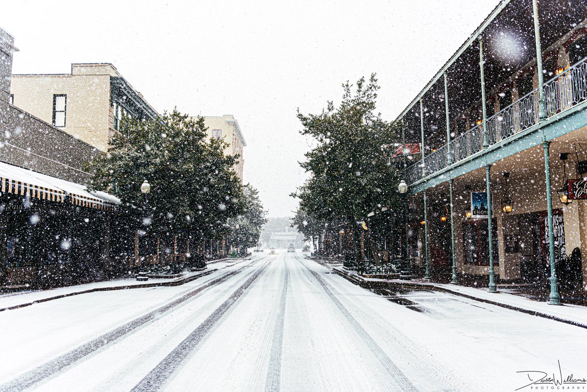 DWPhotographed's tweet image. Downtown Pensacola, FL truly became a winter wonderland. ❄️