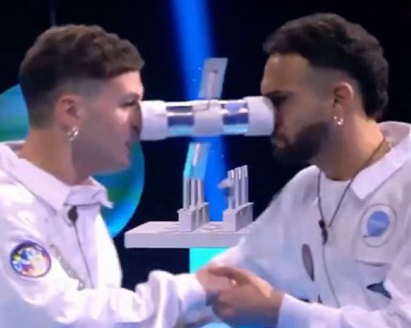 comentemoslo's tweet photo. MANUEL Y SERGIO han hecho trampas en la prueba de inmunidad.

Las manos tenían que tenerlas en la espalda.
Espero que GH tome medidas #GHGala5 https://t.co/xGnGs4AmCE