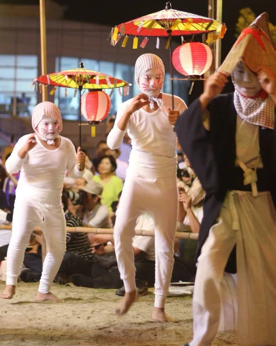 お盆は日本の夏の重要な伝統的な祭りで、各地でお盆踊り大会が開催されます。多くの海外で働く日本人がこの時期に故郷に帰り、盛大な祭りに参加します。分大県の各市町村では、独自のお盆踊りが行われており、その中でも「姫島盆踊り」が最も注目され、人気があります。