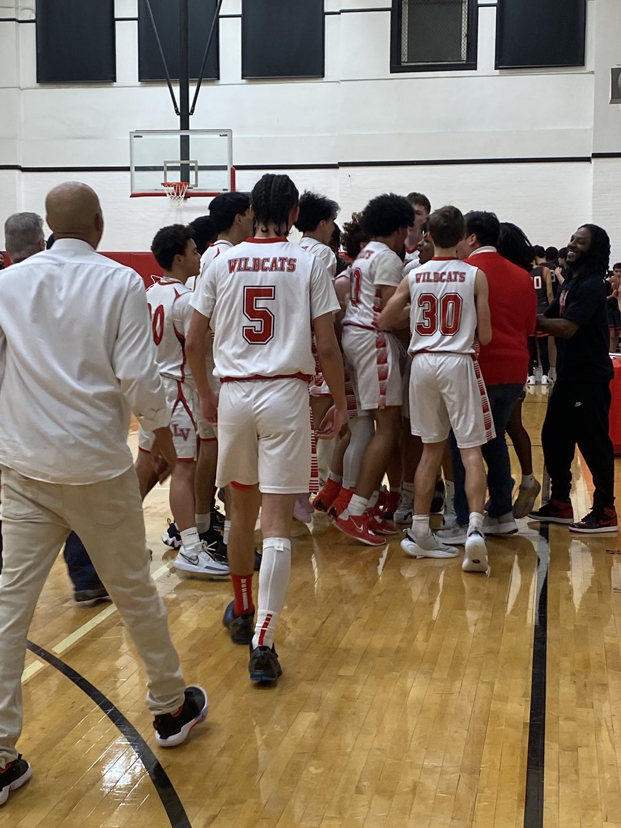 Lake View (10-8) has clinched at least a share of the White North Conference title with a 74-66 victory over Amundsen (11-3).

It’s their first conference title in program history!

Senior Daniel Loza scores 32 points to lead the Wildcats to the win.