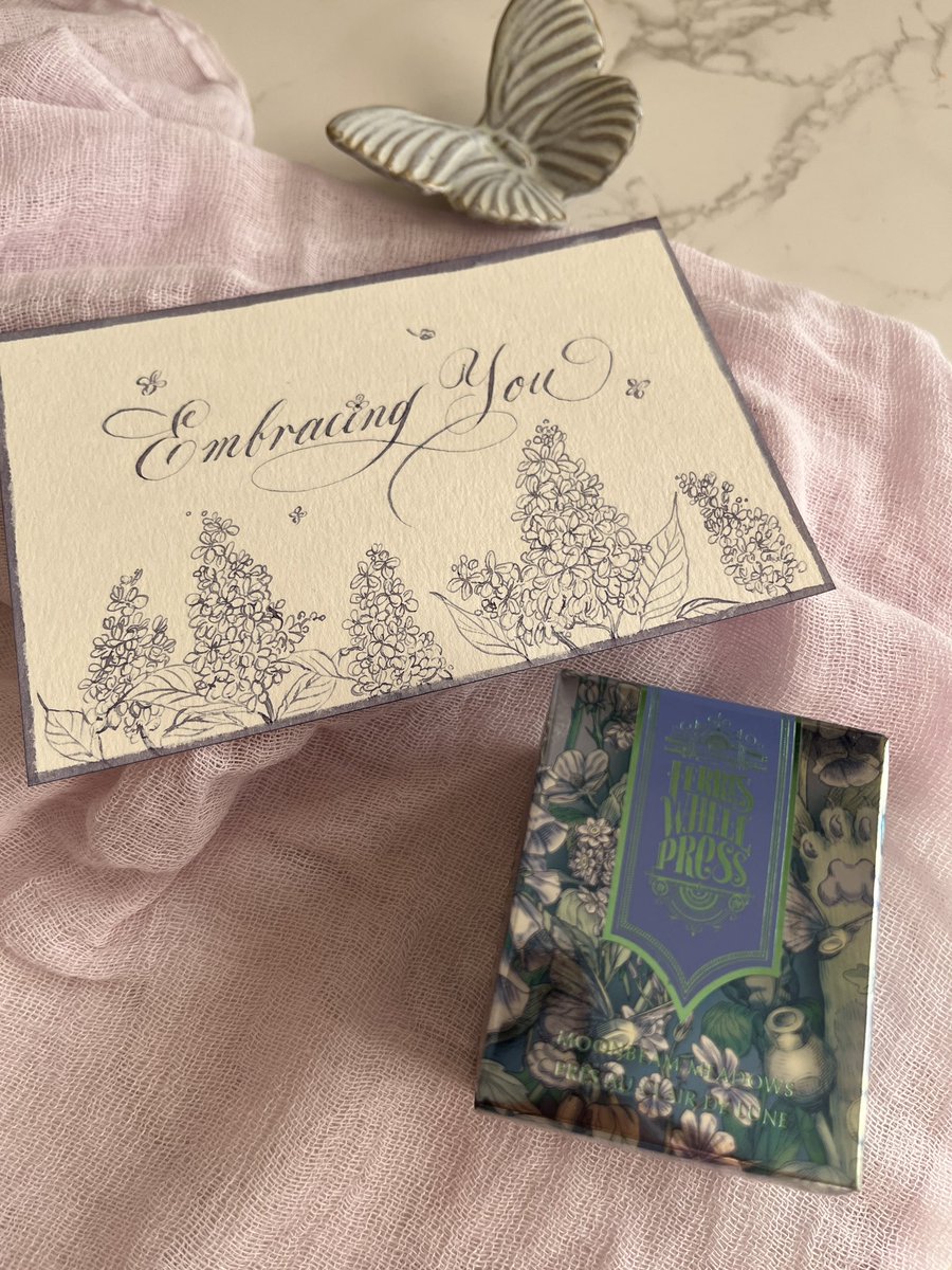 なんてかわいいライラック色🪻💓

ink：Moonbeam Meadows
color：soft Lilac with Duochrome Green/Pink Shimmer

#ferriswheelpress#ferritales#calligraphy#calligraphyart#lilac#botanicalart#lineart#フェリスホイールプレス#フェリテール